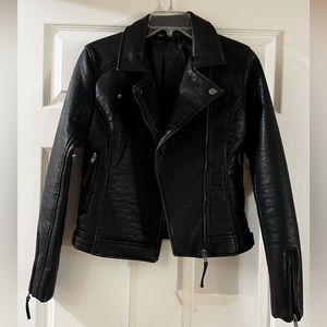 FITTED BLACK LEATHER MOTO JACKET